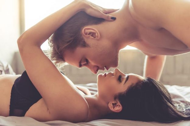 kobieta i mężczyzna - pocałunek w łóżku